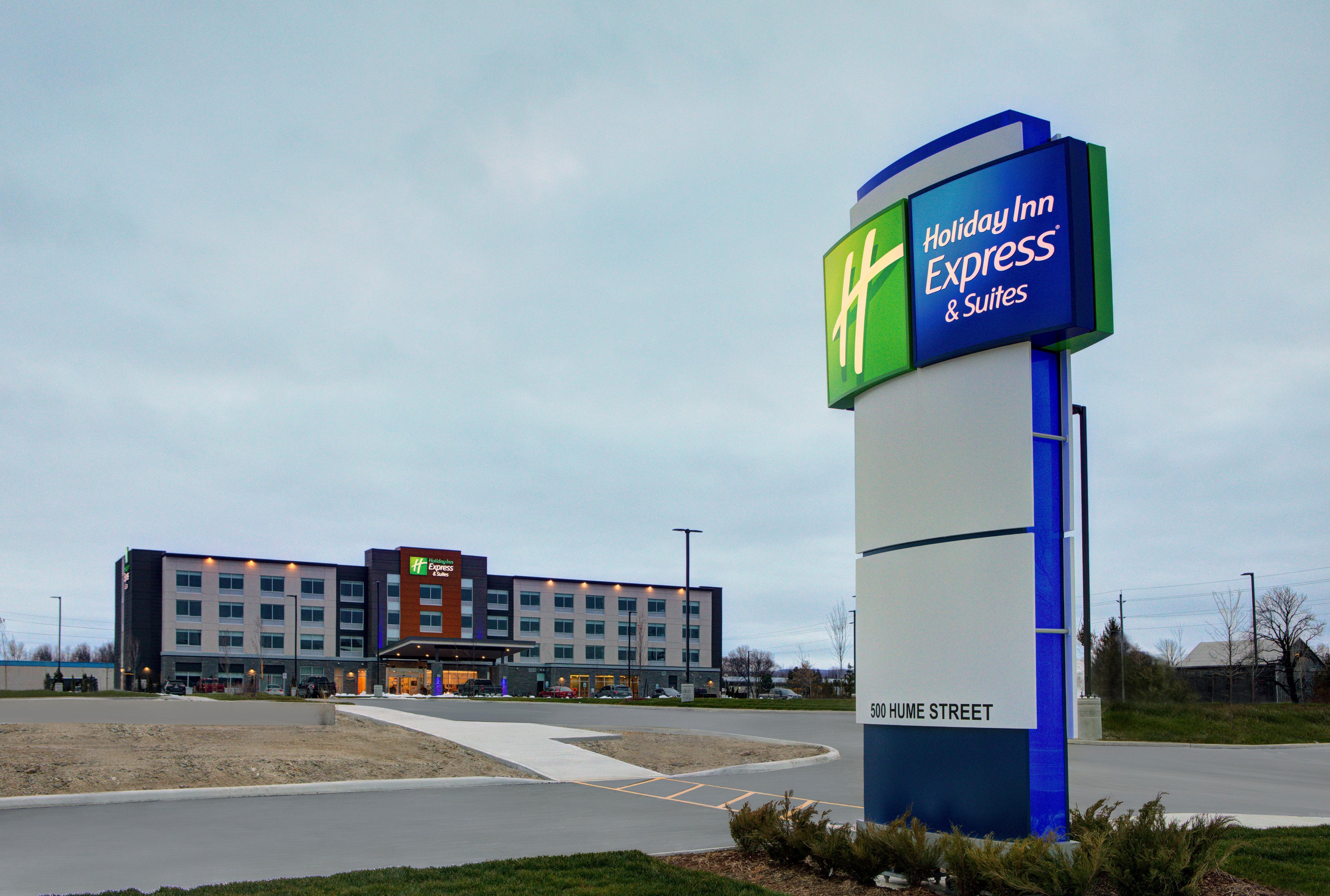 Holiday Inn Express & Suites - Collingwood Exterior photo